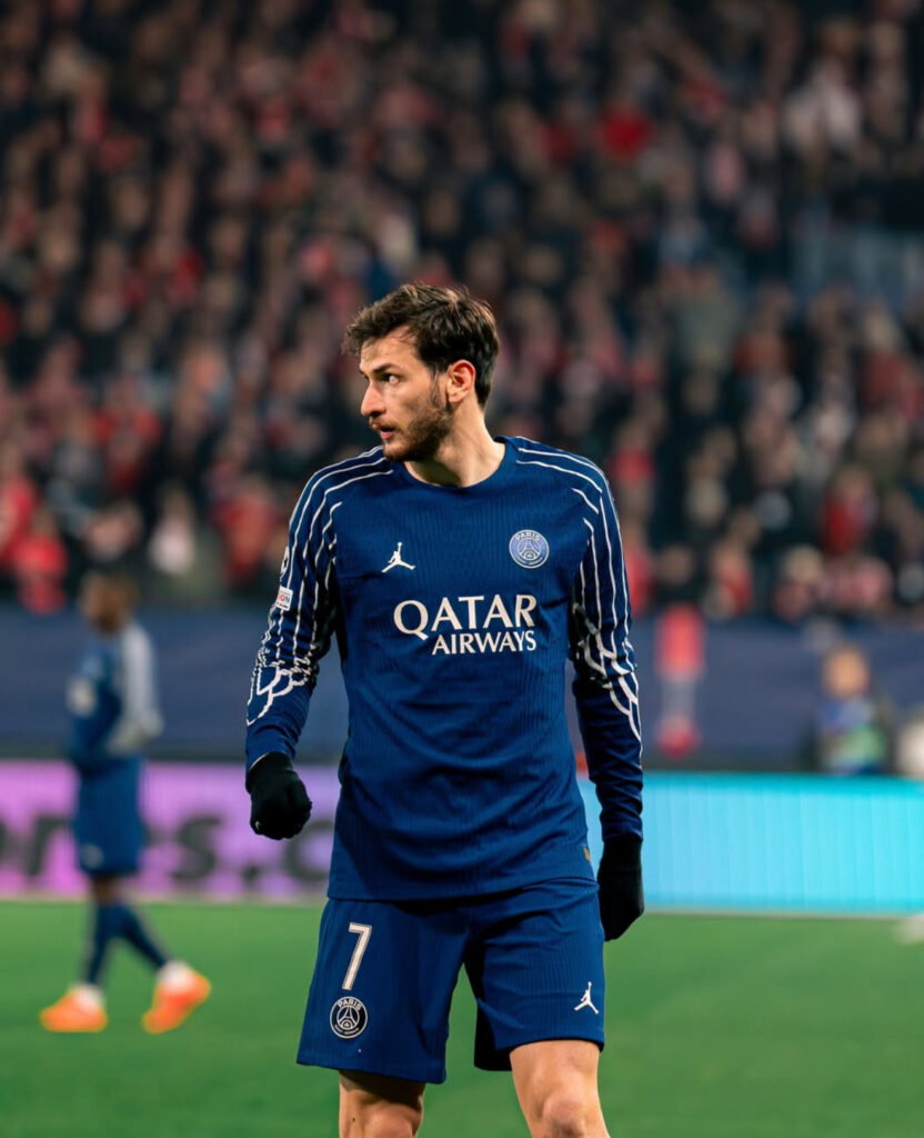 Khvicha Kvaratskhelia avec le maillot fourth du PSG en Ligue des Champions contre Liverpool
