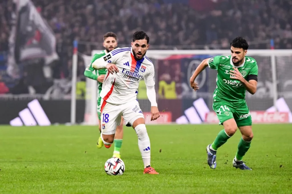 Saint-Étienne - Olympique Lyonnais, Rayan Cherki balle au pied lors du match aller