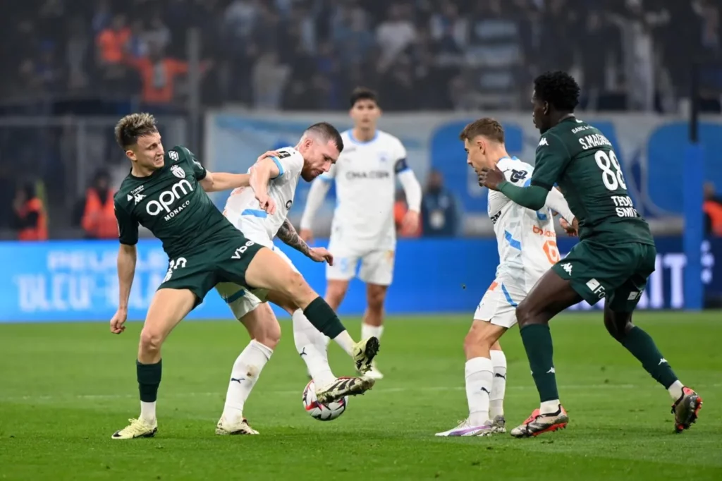 Marseille Monaco au match aller. Duel entre Golovin et Højbjerg. Match de Ligue 1 en décembre 2024.